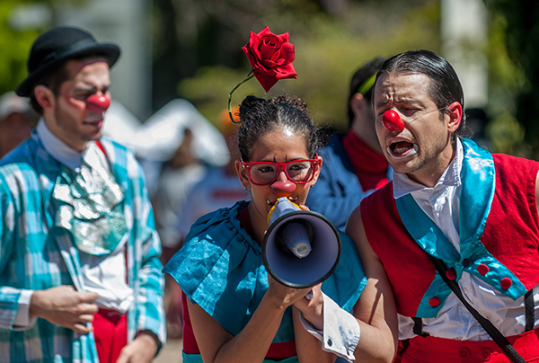 O Grupo Trampulim Música Improviso Dança Teatro Circo Palhaço
